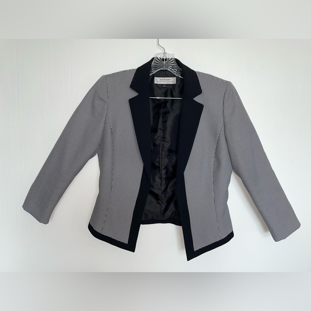 TAHARI ARTHUR S. LEVINE BLAZER SIZE 4